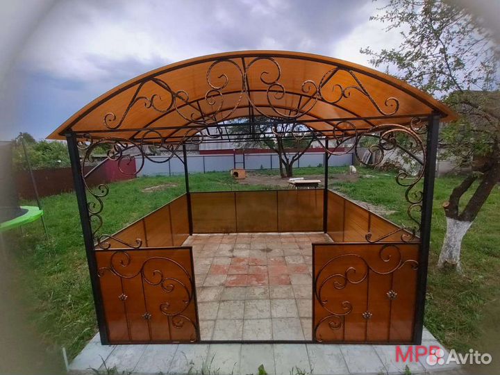 Беседка металлическая с элементами ковки
