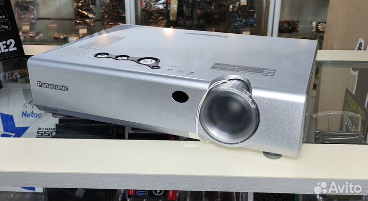 Проектор Panasonic PT-LC56E; LCDx3; 800x600; 1600л