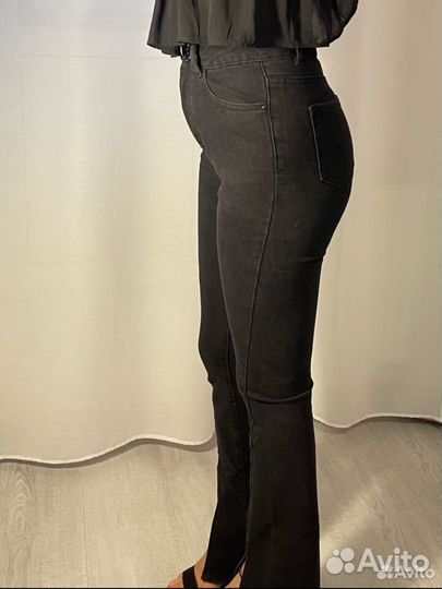 Джинсы 26 клеш от колена с разрезами