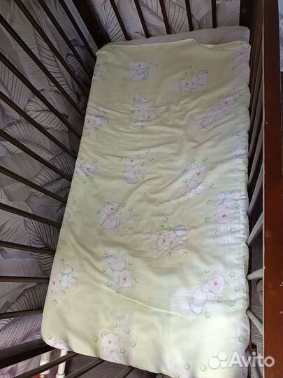 Детская кроватка с маятником