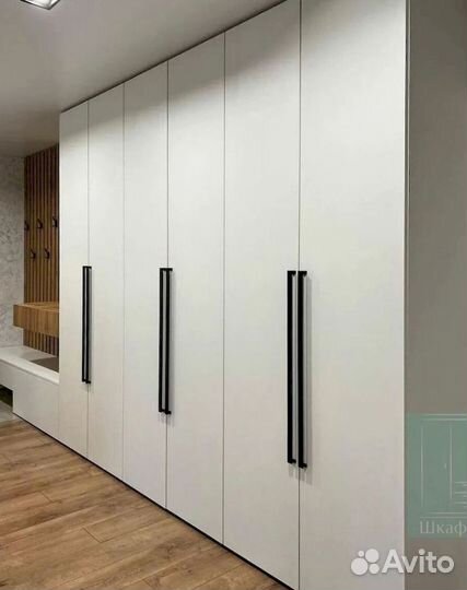 Зеркальный шкаф