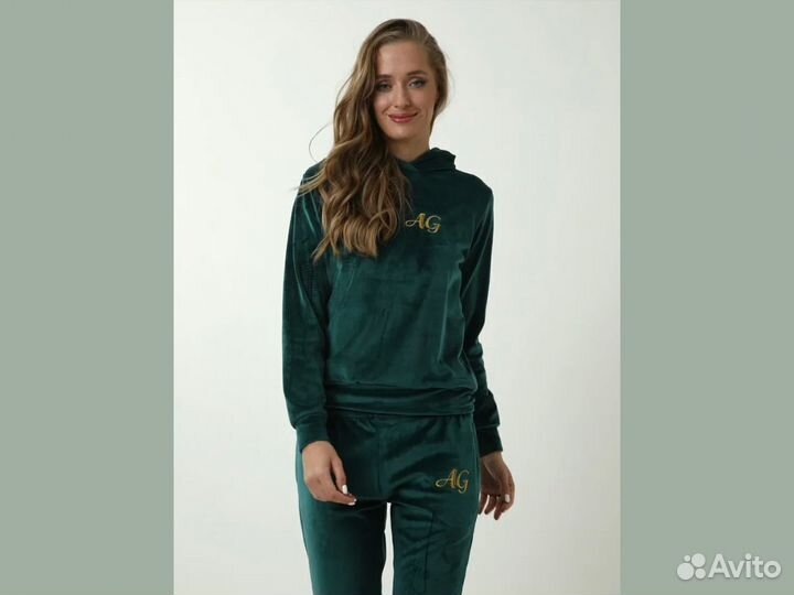 Велюровый спортивный костюм женский