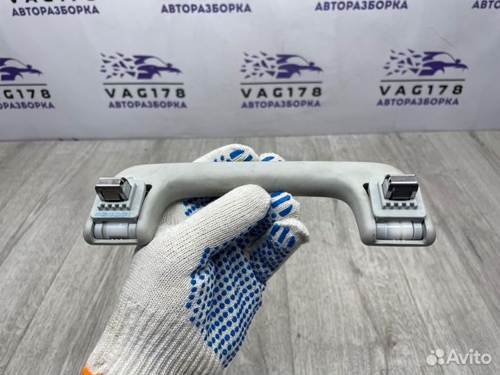 Ручка внутренняя потолочная передняя Skoda Superb