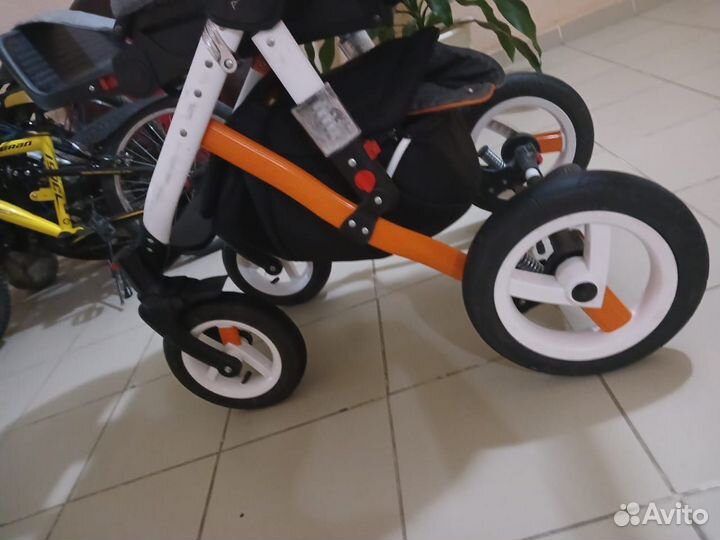 Прогулочная коляска с надувными колесами