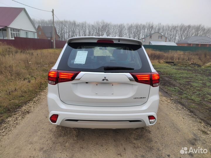 Mitsubishi Outlander 2.0 CVT, 2022, 2 500 км