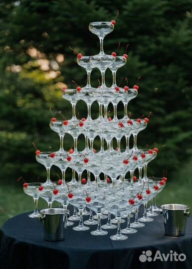 Пирамида из шампанского