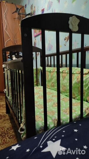 Детская кроватка с маятником