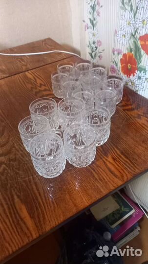 Графин с рюмками,стеклянные стаканы