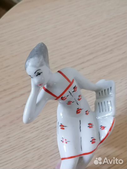 Статуэтка Девушка с книгой Сысерть