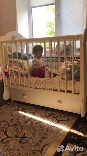 Детская кровать с маятником и матрасом