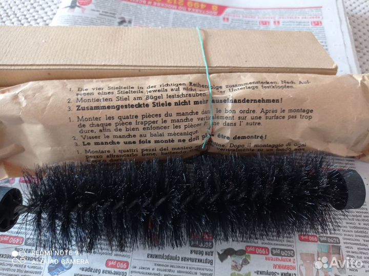 Запасная щетка и инструкция к механическому венику