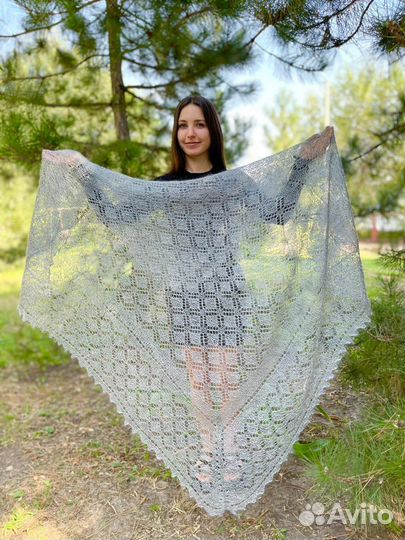 Пуховый платок серый ажурный