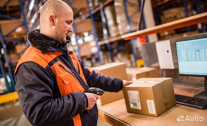 Наборщик заказов в магазин продуктов мужчины