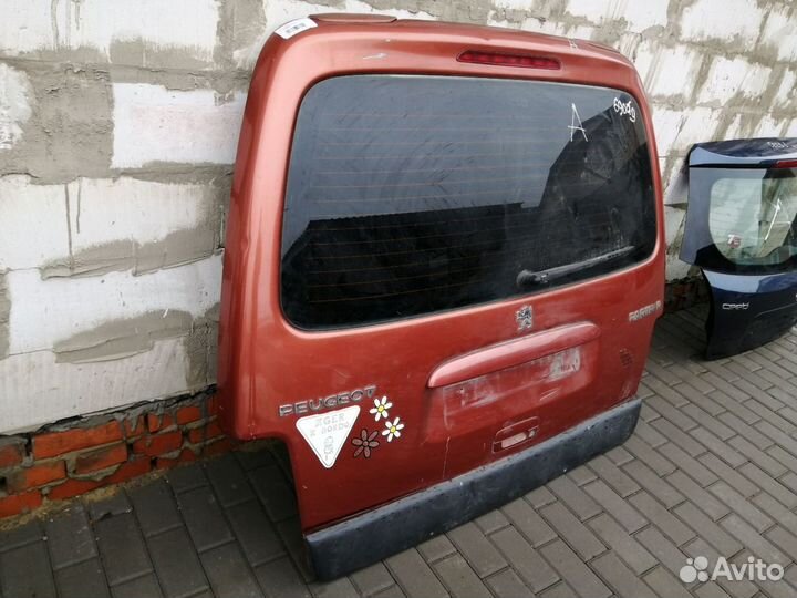 Крышка багажника Пежо Партнер 1 в сборе