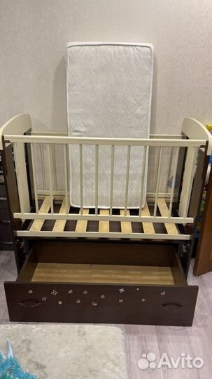 Детская кроватка с поперечным маятником