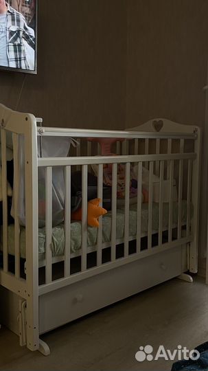 Детская кроватка с маятником и ящиком