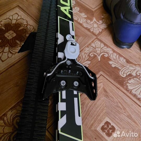 Лыжи с палками и ботинками