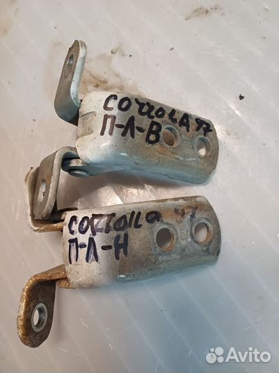 Петли дверные передний левый на Toyota Corolla 97г