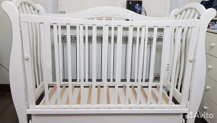 Детская кроватка с маятником и ящиком