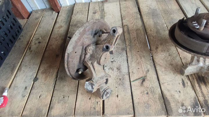 Кулак задний Hyundai Elantra 3 XD ступица задняя