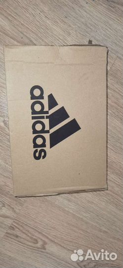 Футбольные бутсы adidas