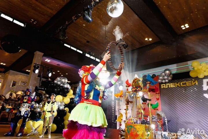 Цирковой номер с разноцветными голубями