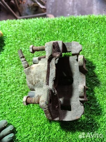 Суппорт передний правый bmw 5 e34