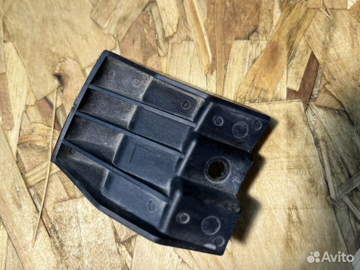 Крепление бампера на фаре Toyota Corolla 150