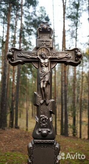 Крест надгробный каменный с цветником