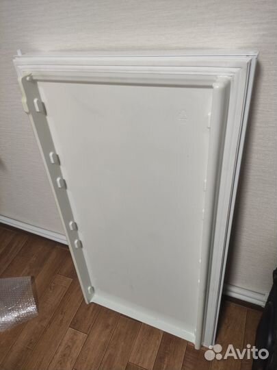 Продам новую дверь на холодильник indesit c 240g