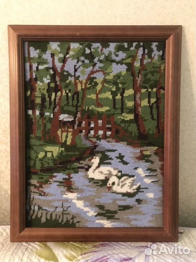 Картина «Лебеди» вышивка-ручная работа