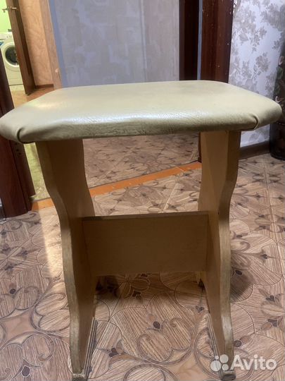 Кухонный уголок со столом и табуретами