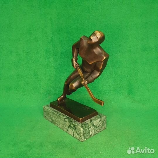 Статуэтка бронзовая Хоккеист. Модерн. Спорт