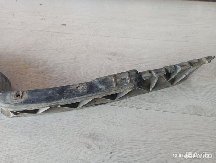 Крепление бампера переднее левое Skoda Octavia A5