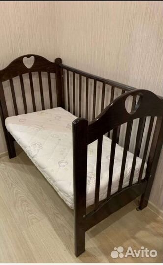 Детская кроватка с маятником