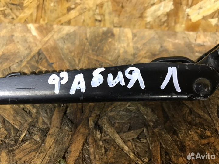 Поводок стеклоочистителя передний правый Skoda