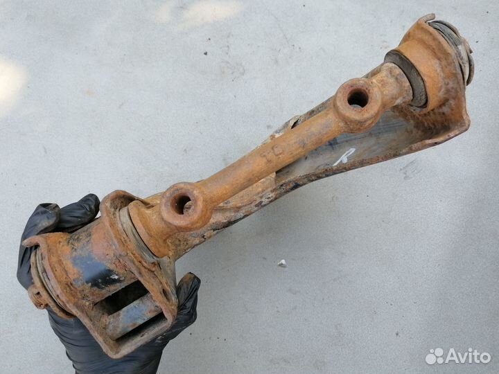 Рычаг подвески передний правый Mazda Bongo