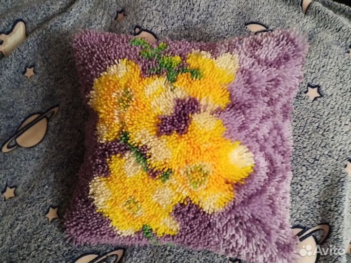 Декоративные подушки на диван