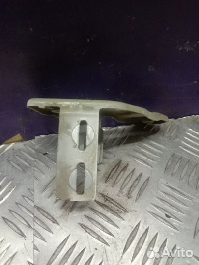 Кронштейн радиатора левый Renault Fluence седан