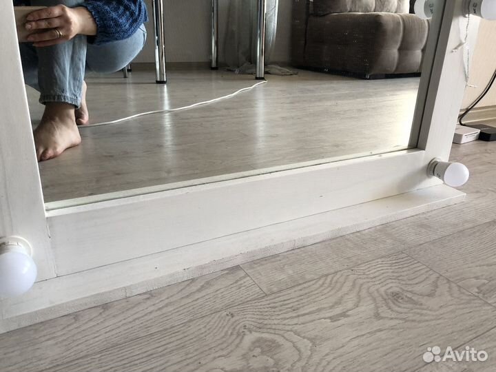 Гримерное зеркало с лампочками