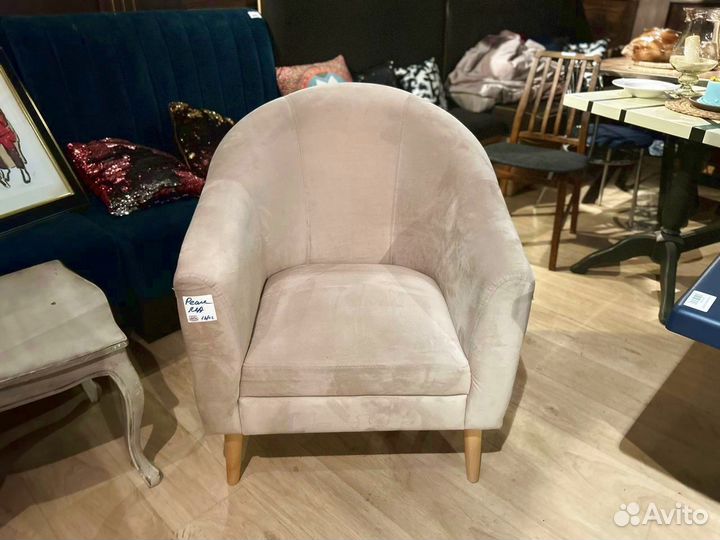 Кресло из велюра на ножках