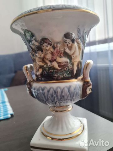 Старинная фарфоровая ваза-кубок