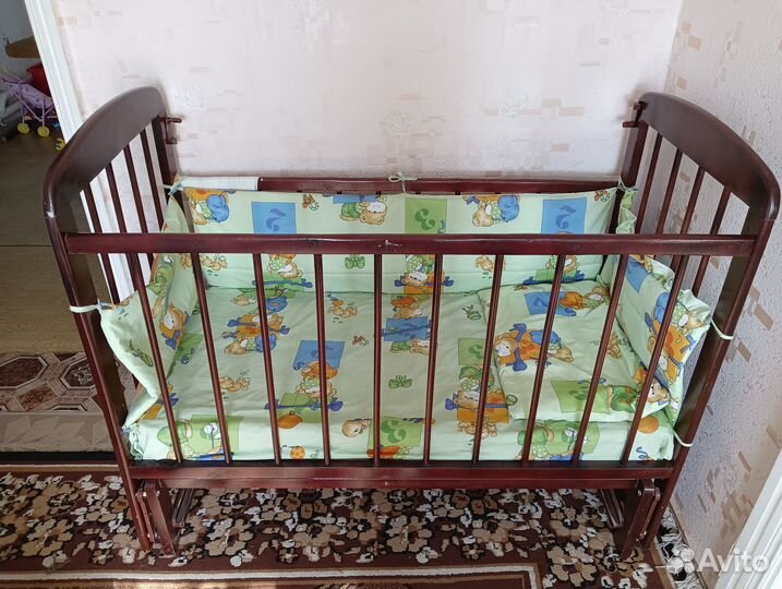 Детская кроватка с маятником