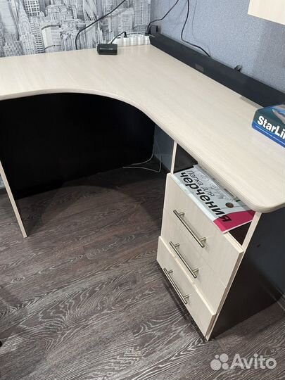 Угловой письменный стол