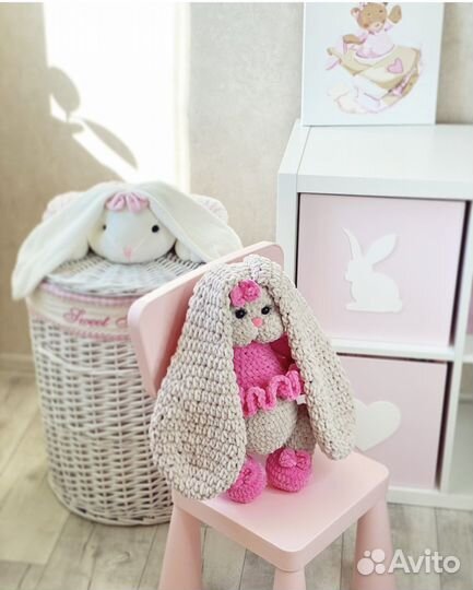 Вязаная игрушка плюшевая Зайка