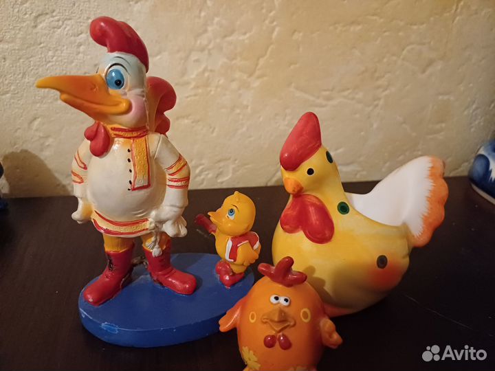 Фигурки петушка, курицы и цыплёнка