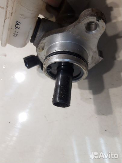 Главный тормозной цилиндр с баком (Hyundai H-1 II)