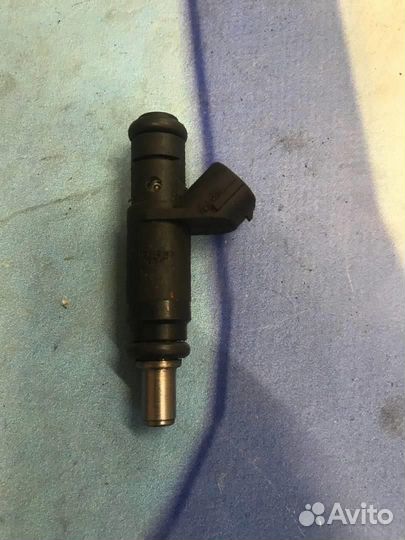 Форсунка топливная бензиновая 06B133551T