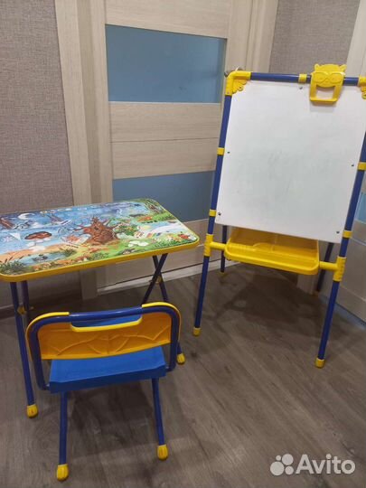Столик, стульчик, и доска для рисования