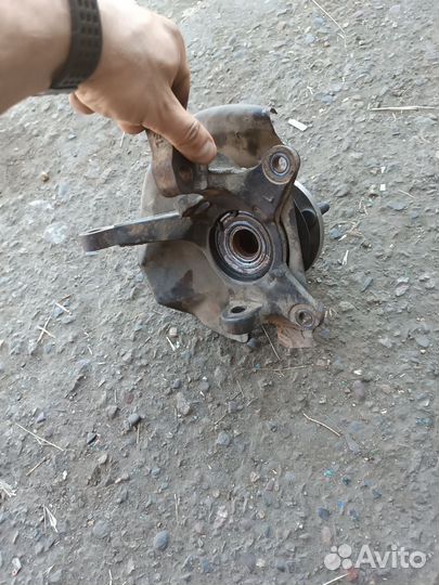 Поворотный кулак левый в сборе акцент